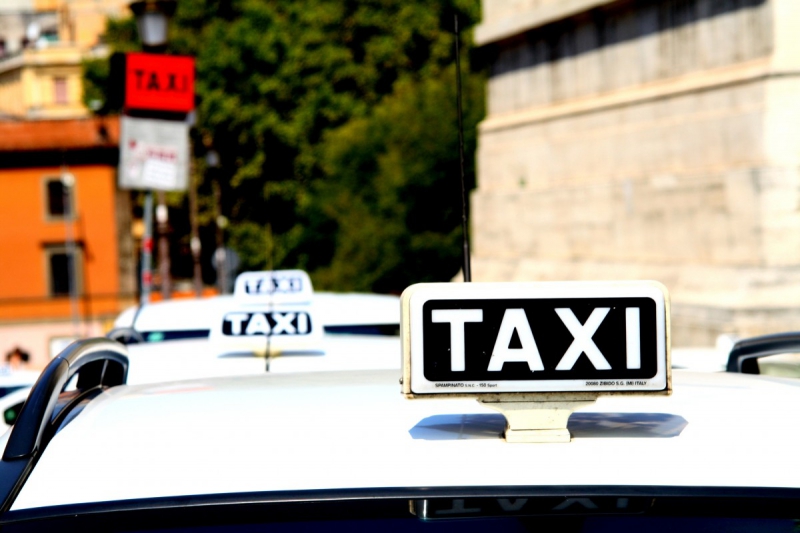 taxis-GASSIN-min_taxi_auto_rome_road_white-1051610